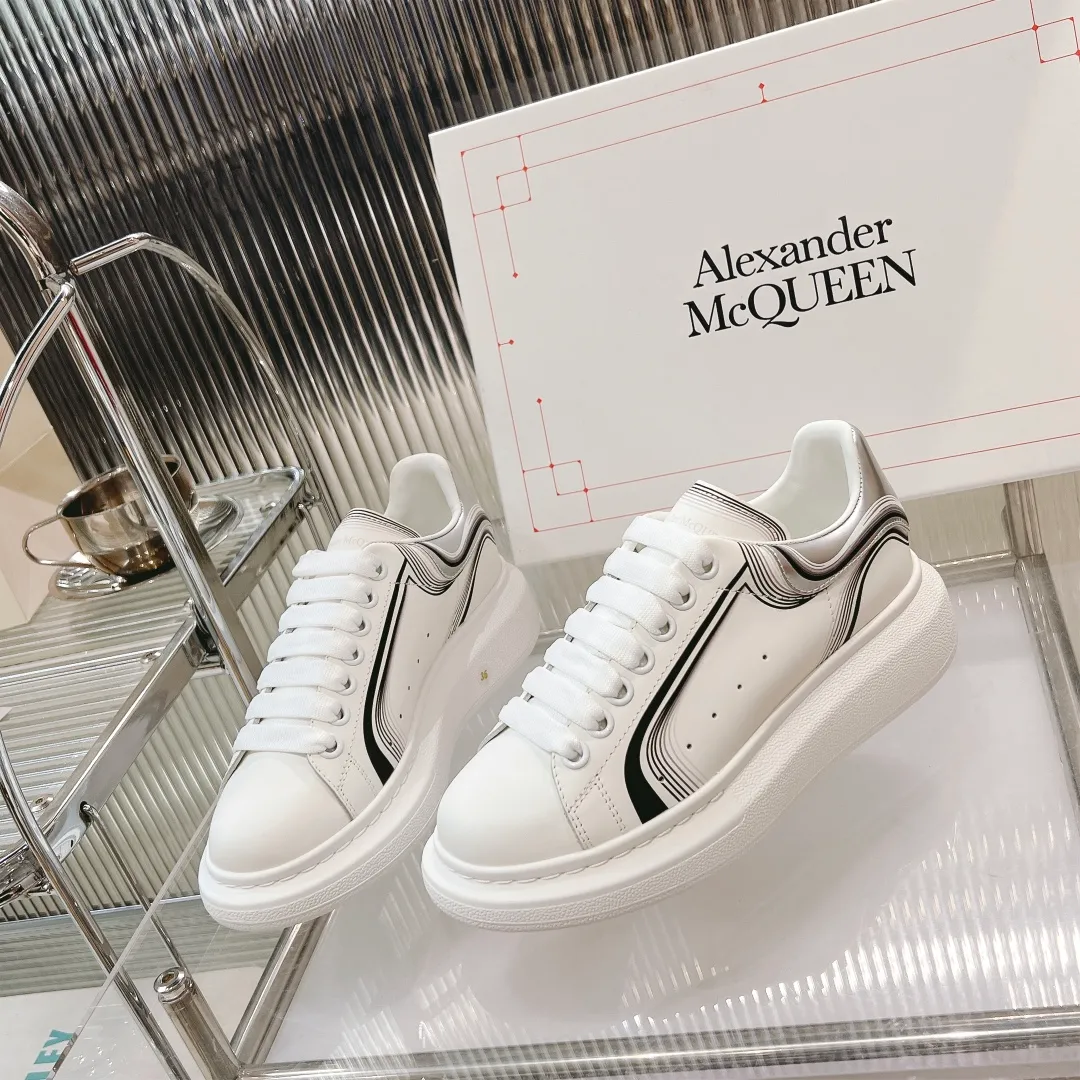 👟👟Ex-factory price 440👟👟 Men's size +10 (high version + 60 men's size plus 10) The latest addition to the counter is the top high-end version of Alexander McQueen·Alexander McQueen 2023 new wide sports shoes, white shoes and casual shoes👟New colors! The rear tail is really unique and pretty, I love it at first sight! 😍Top version! 👍🏻I won’t introduce too much about the style of this shoe. It will never go out of style year after year in spring, summer, autumn and winter. It is a super versatile style and has always been in hot demand. 🔸Upper: original custom-made latest silk cowhide 🔸Inner lining: cowhide foot pads + top-grade highly breathable mesh ����Outsole: the latest original open mold one-to-one precision mold PU vacuum outsole 🔸Female model 34-41 (customized at 34.40.41) 🔸Men's model 38-45 (customized at 38 45)